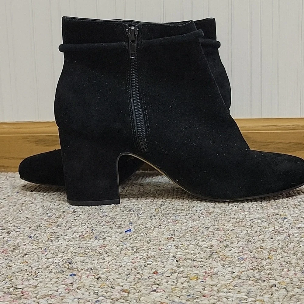Bella Vita Diaz Black Heeled Ankle Boots w/ Gold Accent Suede 10WW. Indie Office
